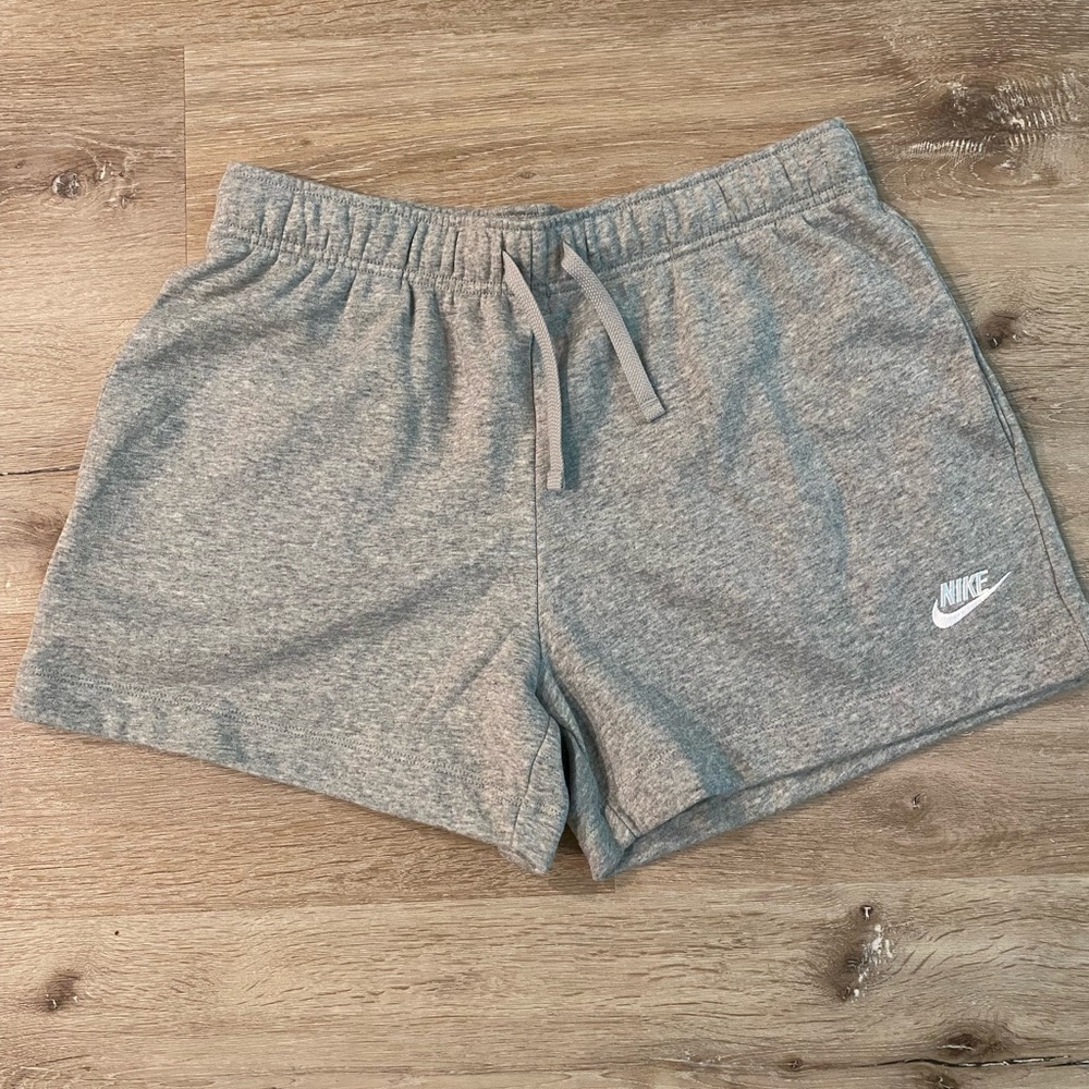 Nike Mid Rise Shorts! Size L